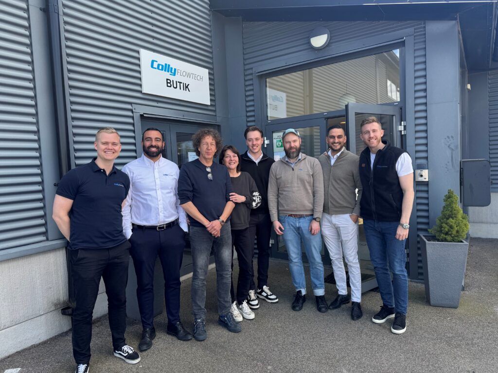 Flourtubing och Colly Flowtech tillsammans utomhus. Tillsammans erbjuder dem PTFE-slangar och PTFE-lösningar för kemisk industri