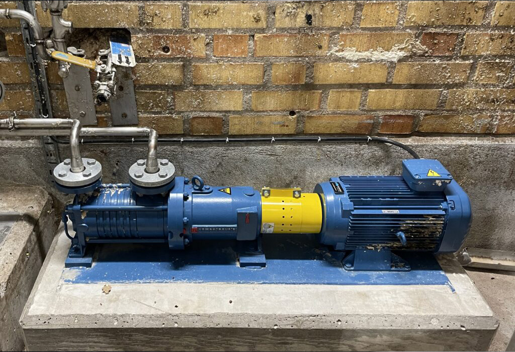 Pump i industriell miljö