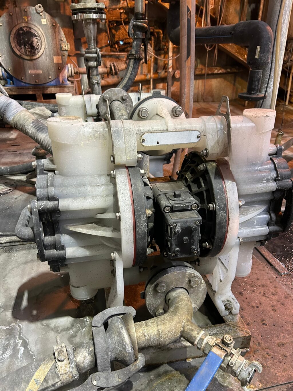 Tryckluftsdriven membranpump installerad i pumpgrop för hantering av slam och partiklar